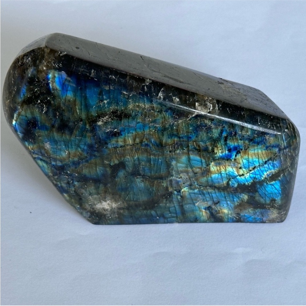Self standing labradorite